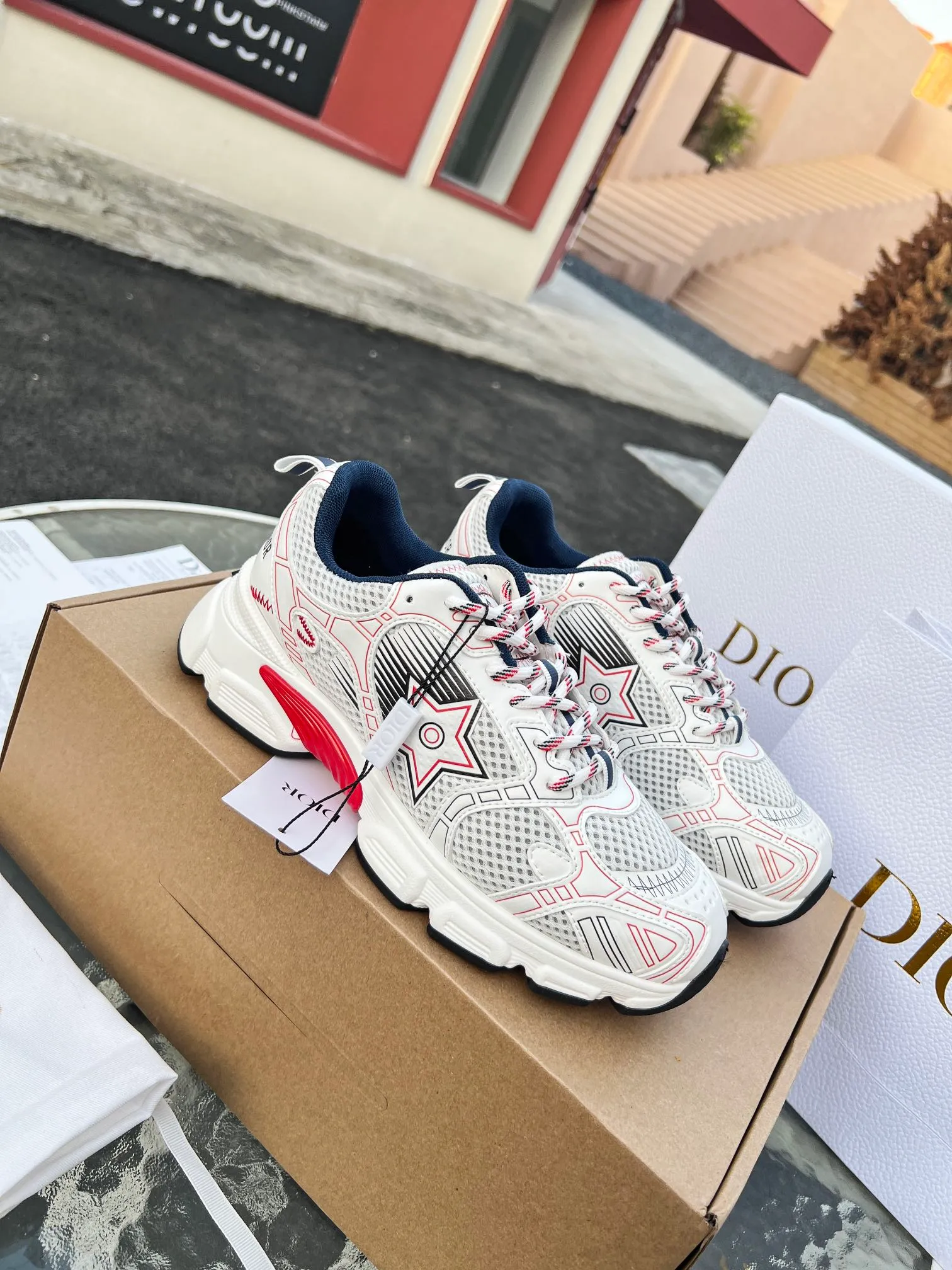 👟👟Ex-factory price 600👟👟 High version couple model🍸 Dior Dior | 2024 ˢˢDilraba, many stars have the same style. L’s 2024 spring and summer new products. The latest popular Chrono series, thick-soled mesh color-blocking running shoes, dad shoes, casual sports shoes series〰 Original purchase, development and production👍🏻This Dior Chrono sneaker is made of white and black mesh fabric with leather effect panels. The CD logo on both sides, the star patch on the tongue and the Dior logo on the heel, many details highlight the style. The two-tone laces, lightweight sole and star embellishment allow for a casual look all year round, complementing a variety of casual or elegant pieces. ♺Upper: Original imported first-layer cowhide + mesh ♺Inner lining: Original customized breathable lining ♺Outsole: Original molded EVA super light and super soft outsole ♺Heel height: 4.5cm ♺Size: Female 35-41 Male 39-45 (Female 40.41 Male 45 customized)